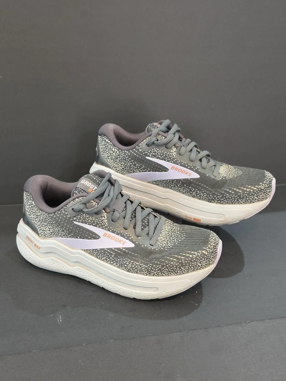 Brooks Ghost MAX 2 Women’s Gray Running Shoes with Light Pink Accents Size 6